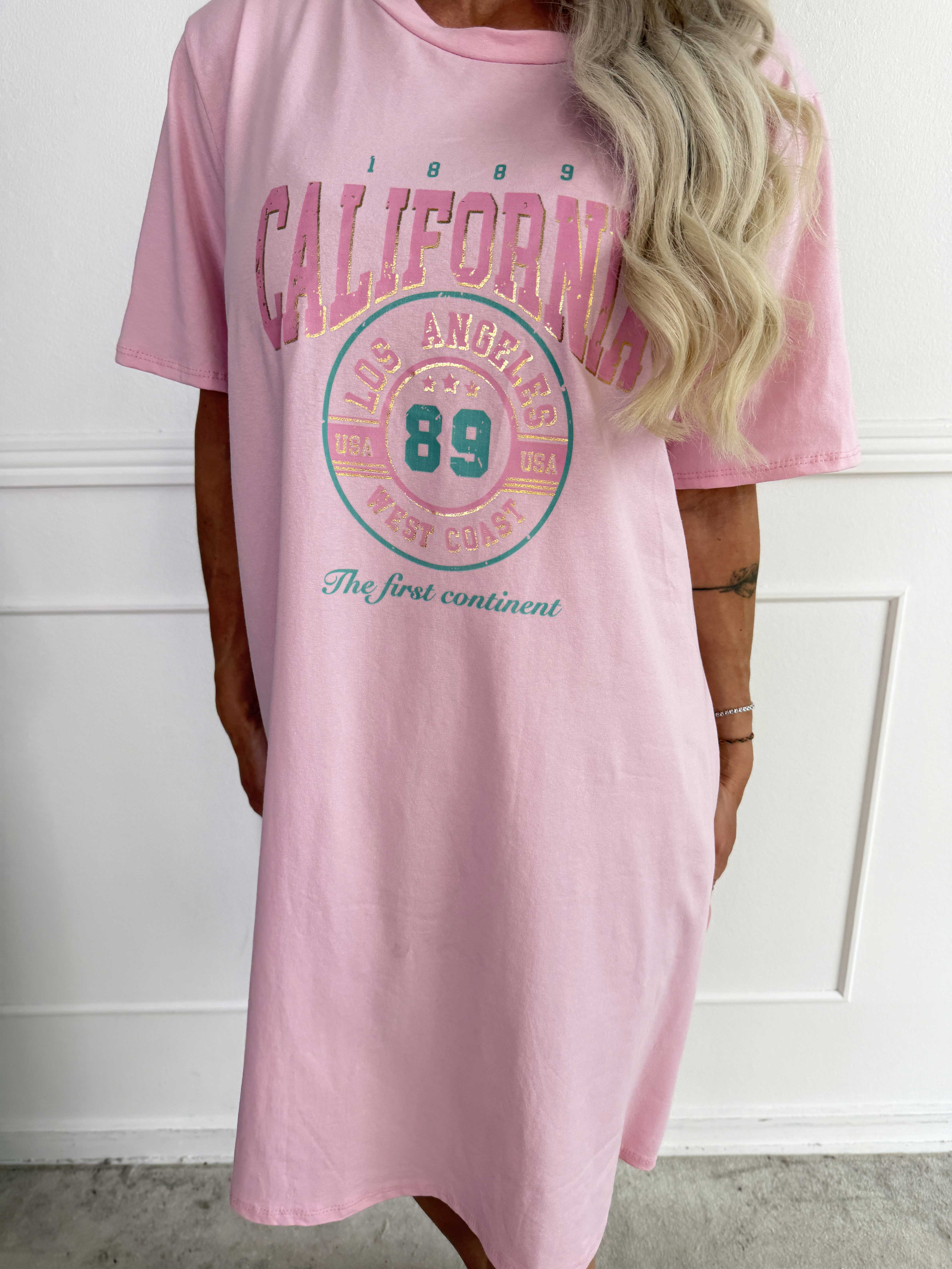 Meriam - En afslappet t-shirtkjole med et cool, amerikansk inspireret print